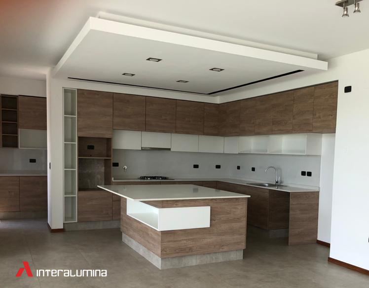 Mesada Silestone en cocina en barrio La Santina.