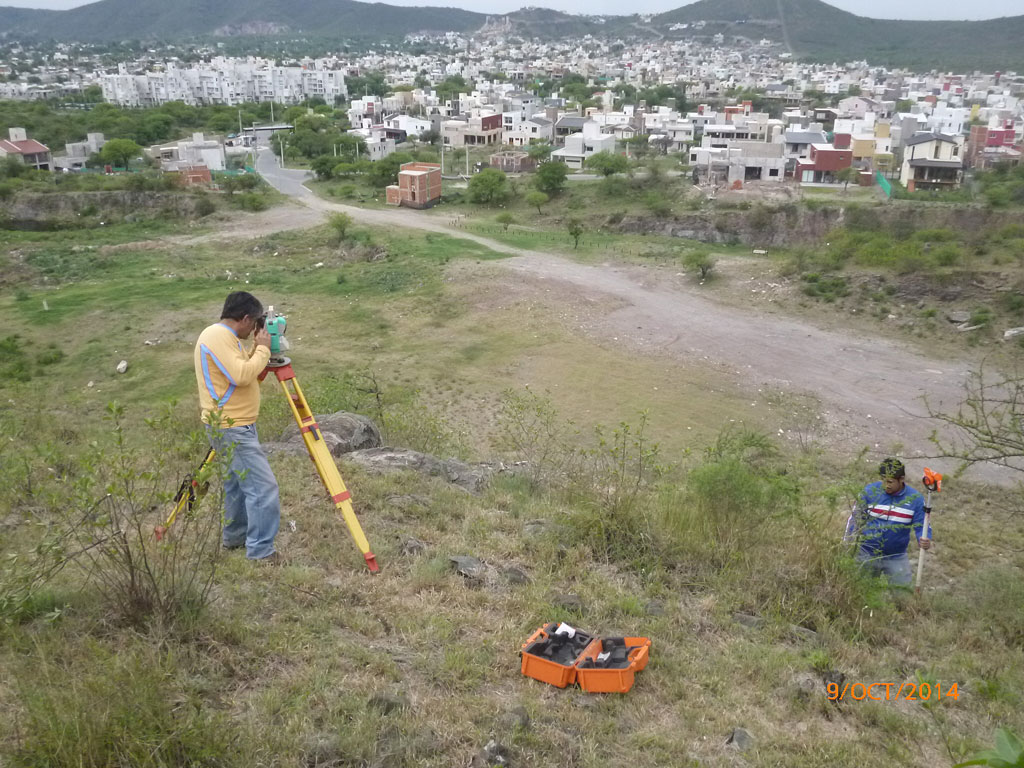 Ingeniero Agrimensor realizando una agrimensura en un lote para construir una casa con Steel Framing