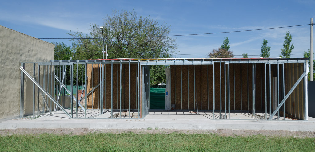 La casa ya cobra su porte, a medida que la estructura de acero se reviste con placas OSB.