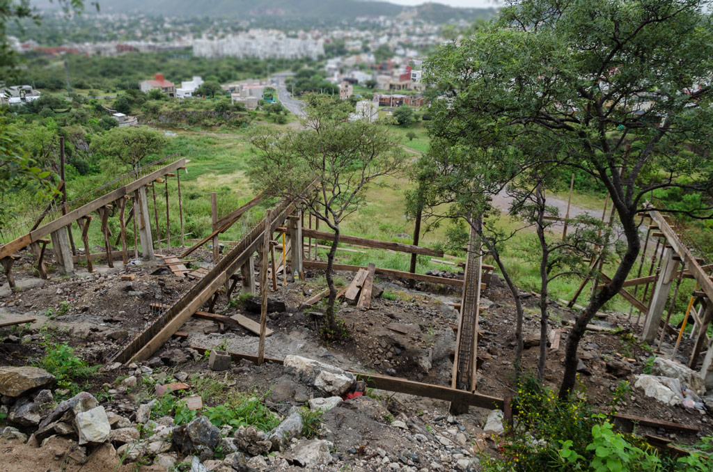 Vista general de las columnas y vigas de encadenado que componen la estructura que soportarÃ¡ la losa. AsÃ­ se logra nivelar las fundaciones de la casa en un terreno con desnivel sin necesidad de realizar costosos movimientos de suelo, ya sea para rellenar como para nivelar. 