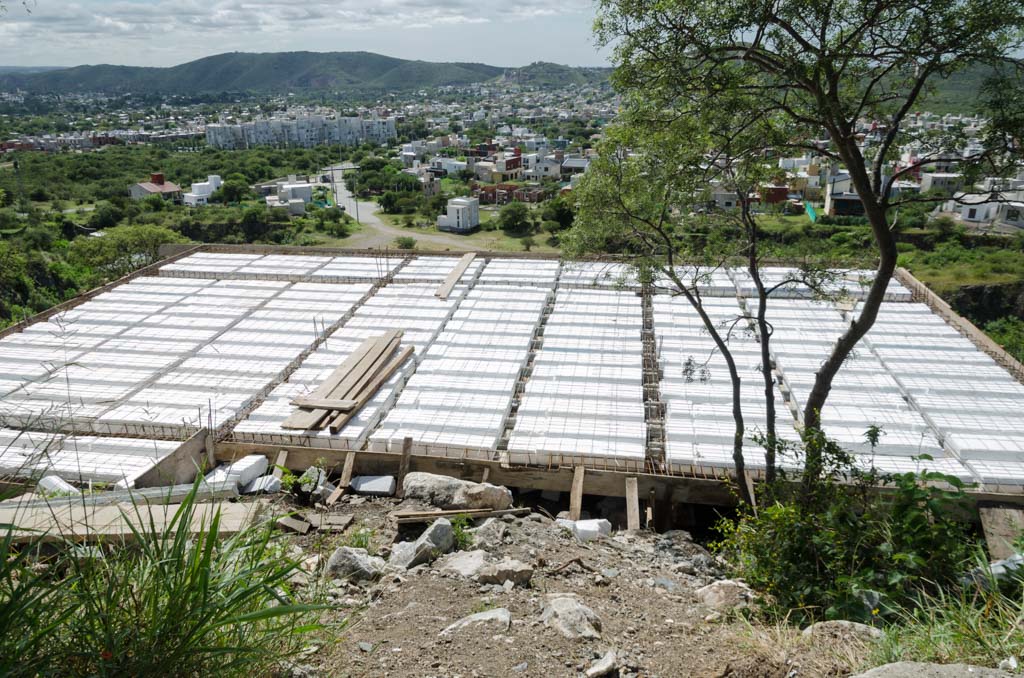 AquÃ­ vemos la losa, lista para recibir el hormigÃ³n.  DÃ­as despuÃ©s, cuando hormigonamos, entraron 14 metros cÃºbicos. 

La superficie, de 110 metros cuadrados, estÃ¡ perfectamente a nivel, venciendo la diferencia de altura que habÃ­a en el lote. 