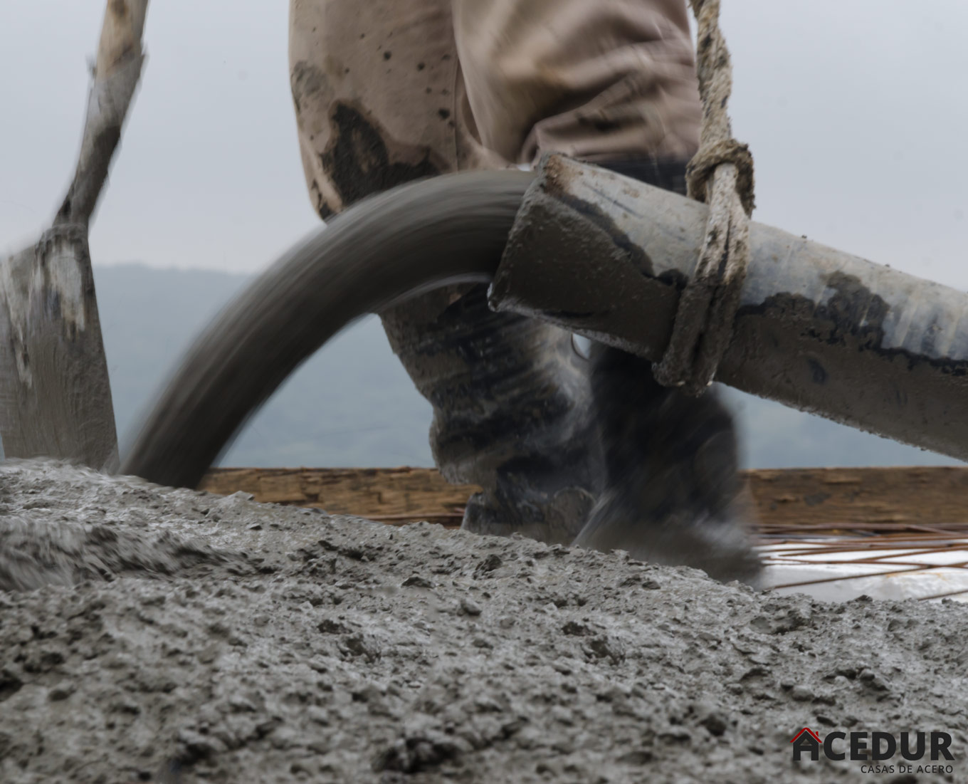 A diferencia de una platea de hormigÃ³n armado en un terreno llano, en un terreno con desnivel es necesaria una bomba de hormigÃ³n, que bombea el hormigÃ³n allÃ­ a donde se lo necesita. 

Lo que se ve en la foto es la bomba empujando el hormigÃ³n, que sale expedido en un chorro. 

